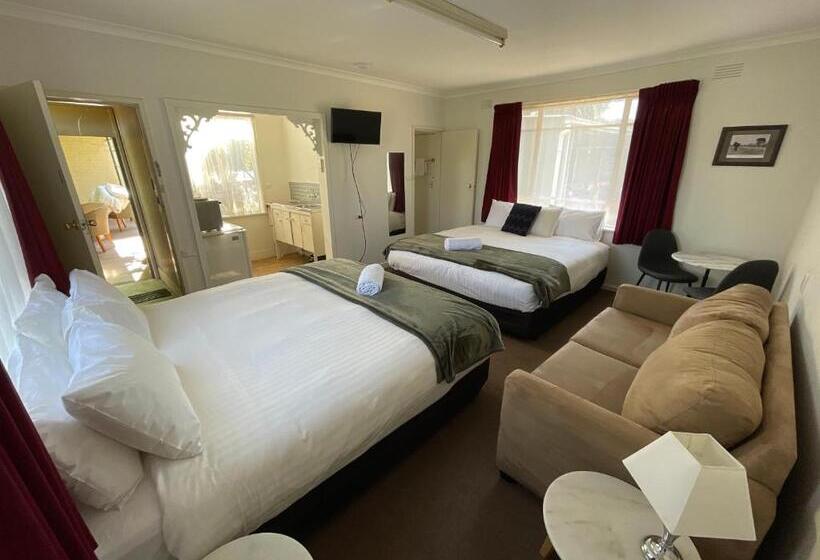 מיטת קינג בסוויטה, Happy Wanderer Motel Cohuna 70s Style