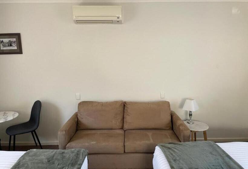 מיטת קינג בסוויטה, Happy Wanderer Motel Cohuna 70s Style