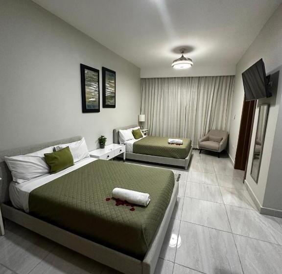 Номер Deluxe, Monarca