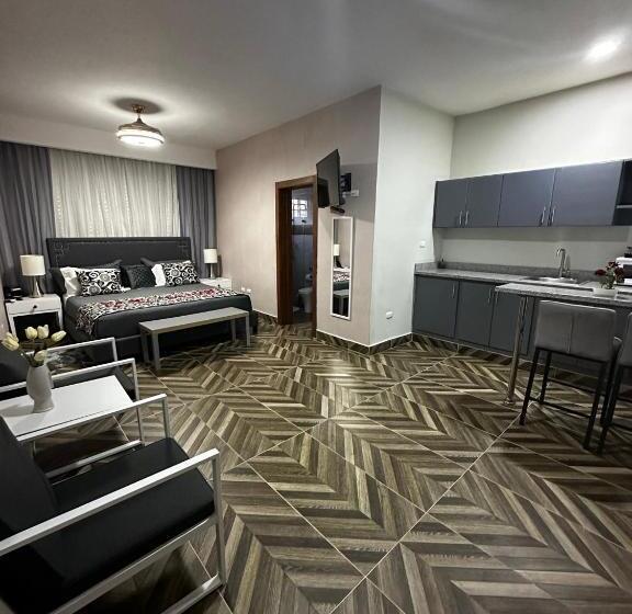 Номер Deluxe, Monarca