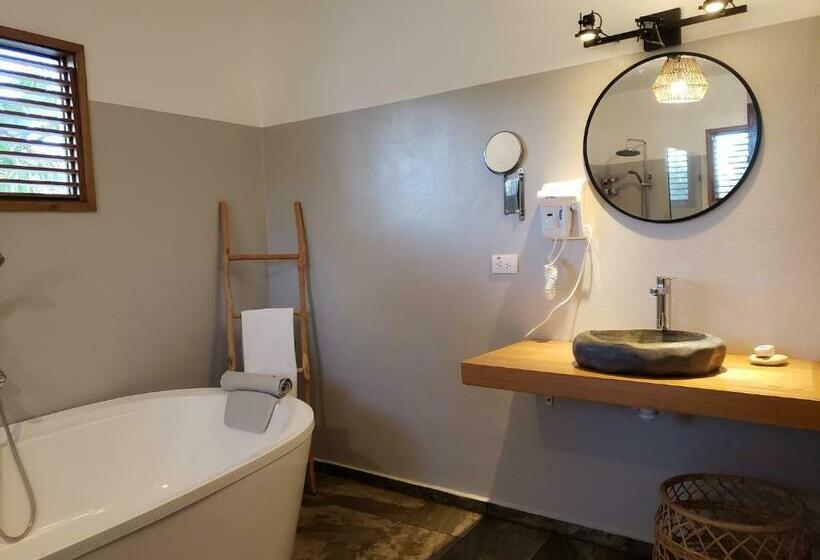 اتاق لوکس, Takuma Boutik