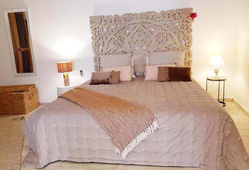 اتاق استاندارد با چشمانداز استخر, Takuma Boutik