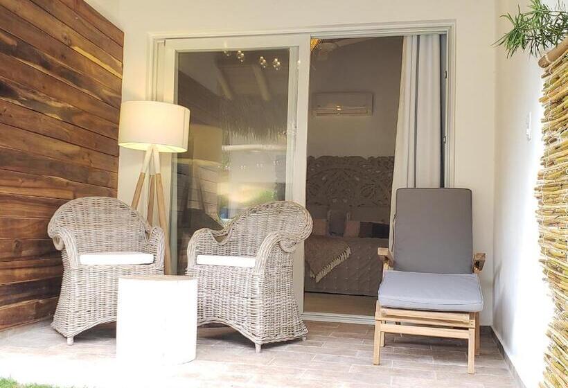 اتاق استاندارد با چشمانداز استخر, Takuma Boutik