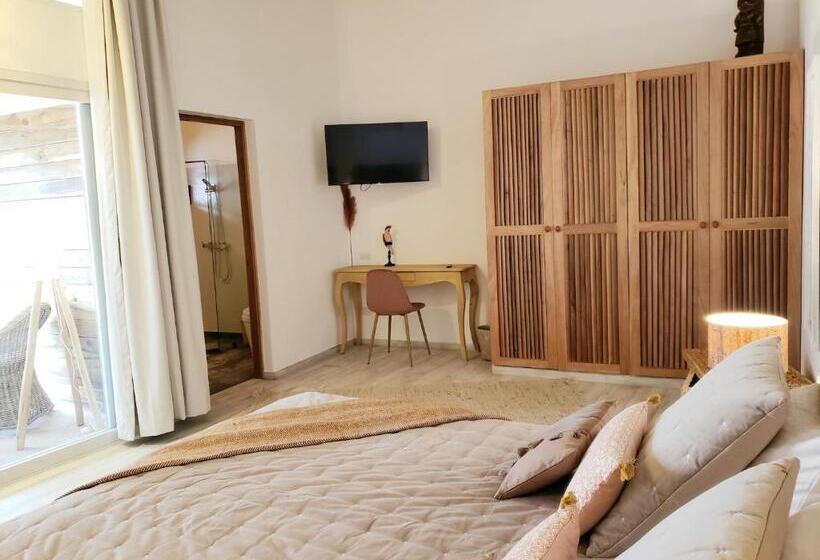 اتاق استاندارد با چشمانداز استخر, Takuma Boutik