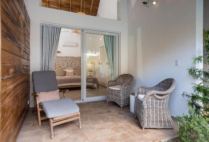 اتاق استاندارد با چشمانداز استخر, Takuma Boutik