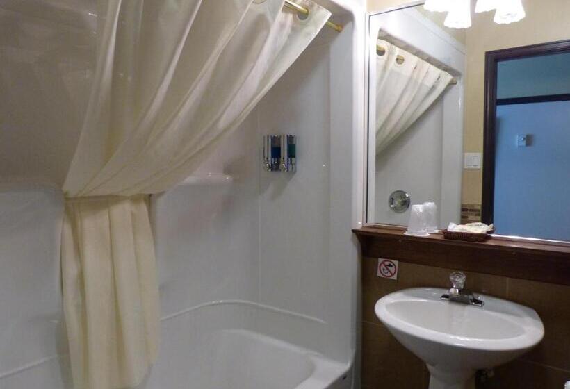 Suite with lake view, Auberge Du Lac Malcom