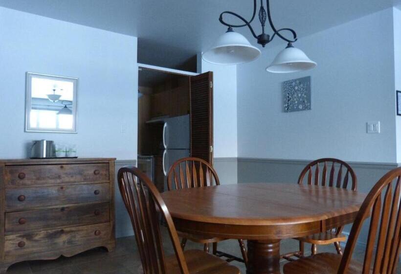 Suite with lake view, Auberge Du Lac Malcom