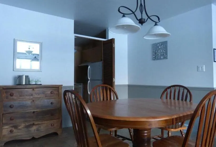 Suite with lake view, Auberge Du Lac Malcom