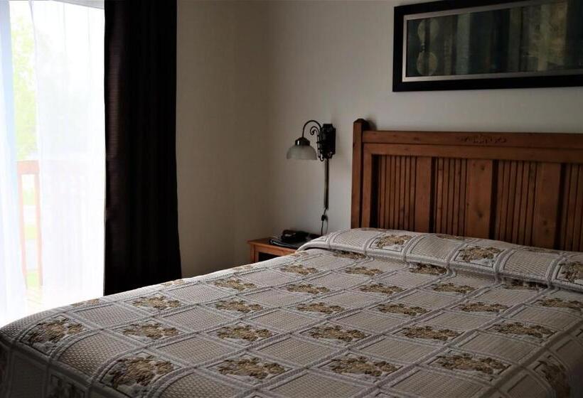 Suite with lake view, Auberge Du Lac Malcom