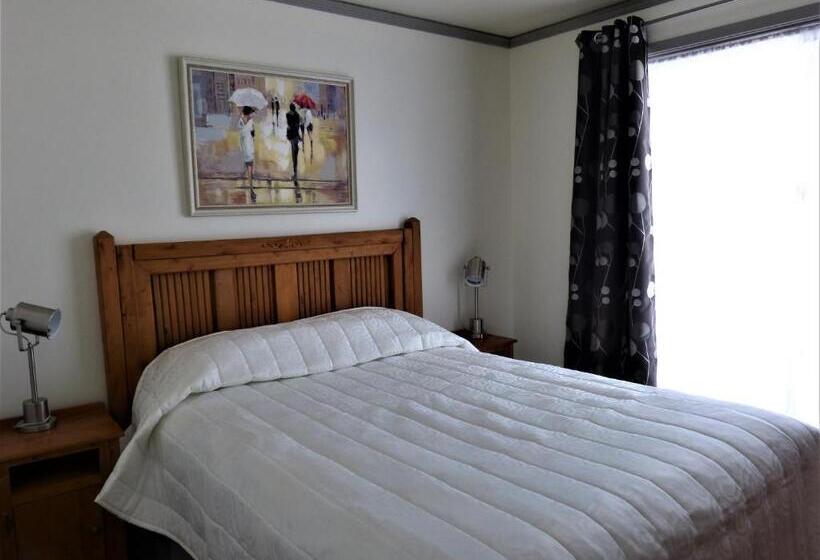 Suite with lake view, Auberge Du Lac Malcom