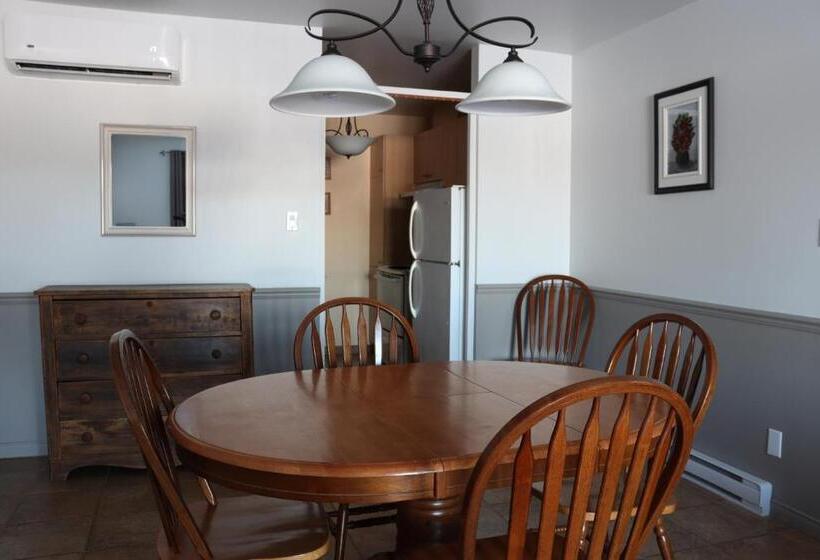 Suite with lake view, Auberge Du Lac Malcom