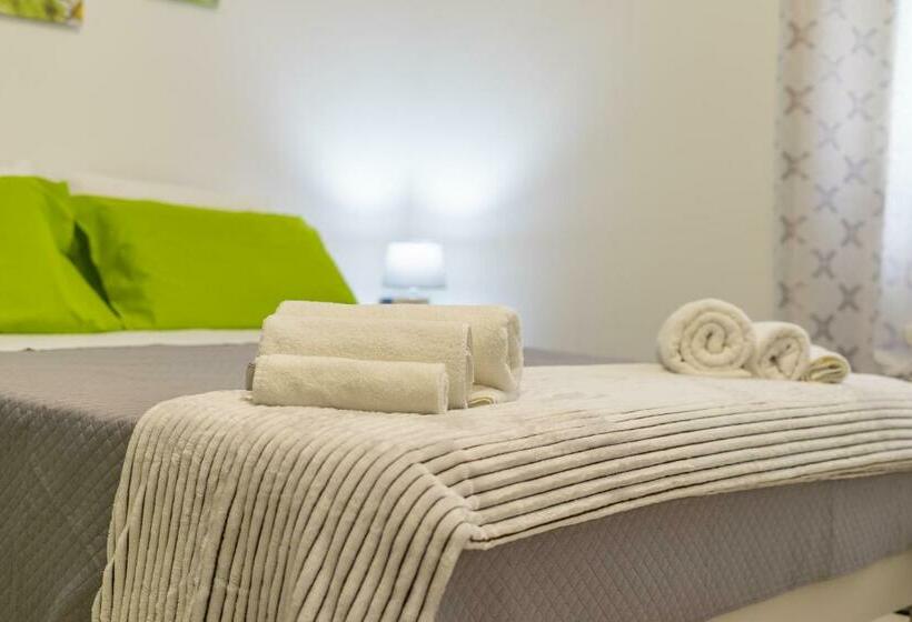 اتاق لوکس سه تخته, Paloma B&b