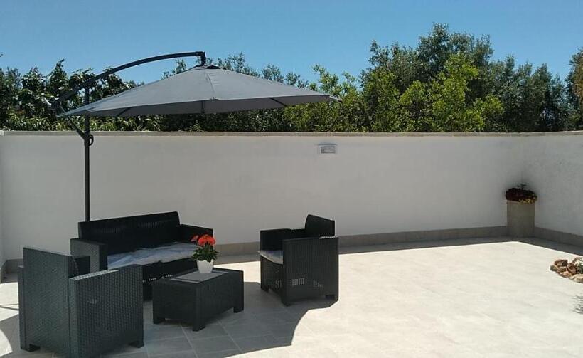 اتاق خانوادگی, Paloma B&b