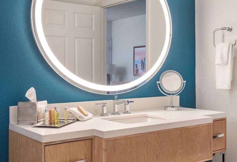 جناح مطلّ علي حمام السباحة, Doubletree Suites By Hilton Naples