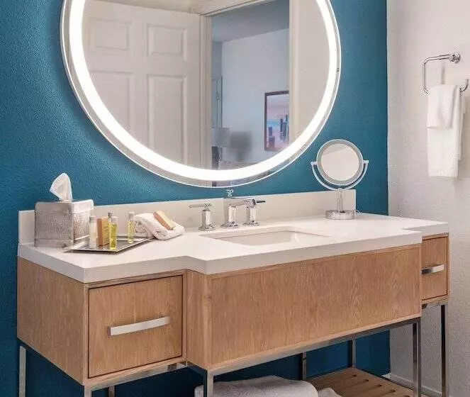 سوییت با چشم‌انداز استخر, Doubletree Suites By Hilton Naples