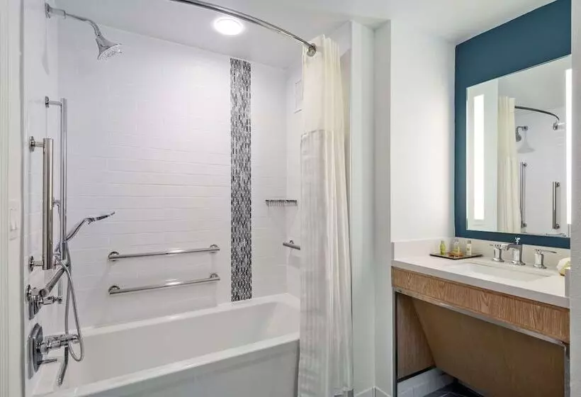 سوئیت برای معلولان, Doubletree Suites By Hilton Naples
