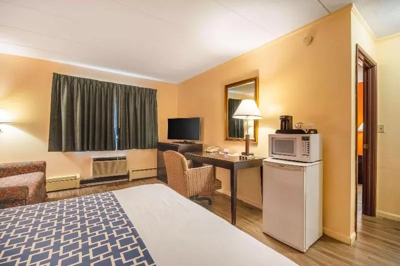 سوئیت با تخت بزرگ, Econo Lodge Inn & Suites Airport