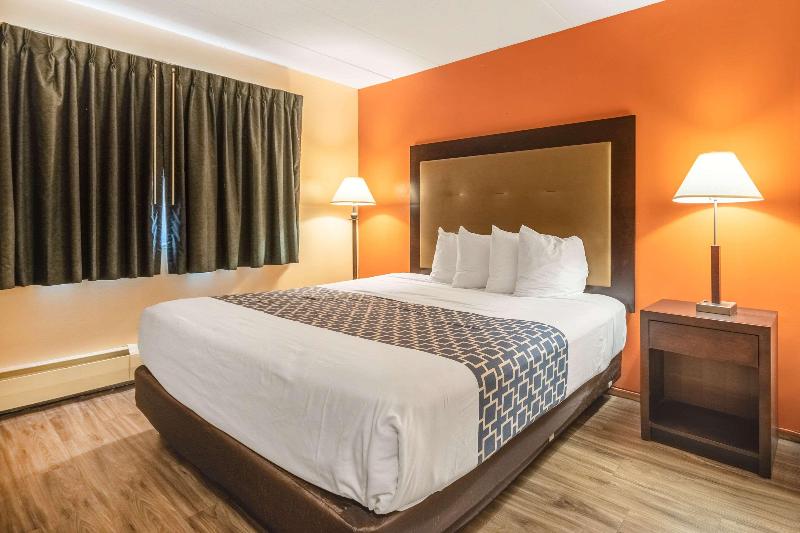 سوئیت با تخت بزرگ, Econo Lodge Inn & Suites Airport