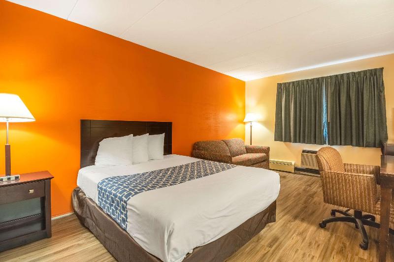 سوئیت با تخت بزرگ, Econo Lodge Inn & Suites Airport