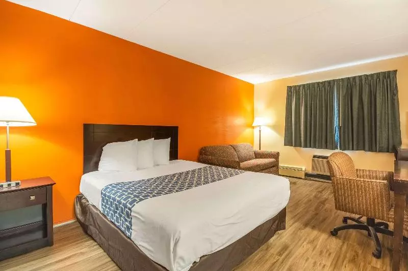 سوئیت با تخت بزرگ, Econo Lodge Inn & Suites Airport
