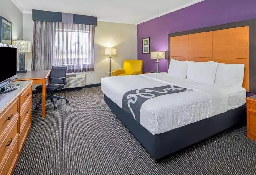 キングサイズベッドのデラックスルーム, La Quinta By Wyndham Baton Rouge Siegen Lane