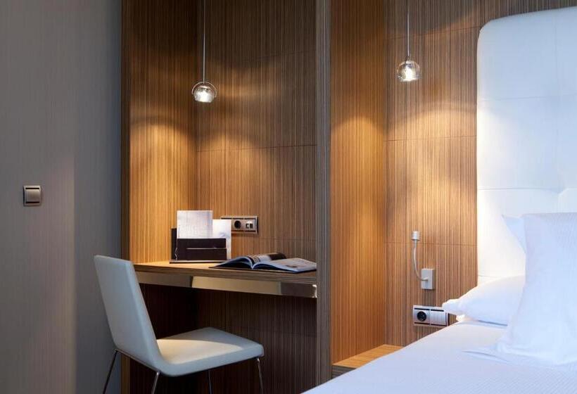 اتاق اجرایی, Maydrit Airport