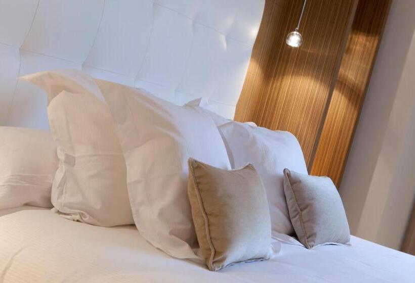 اتاق اجرایی, Maydrit Airport