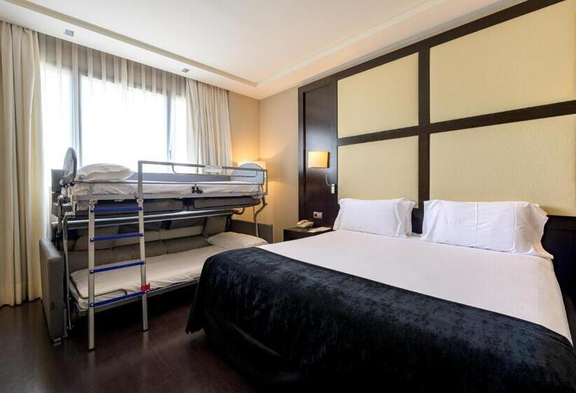 اتاق خانوادگی, Maydrit Airport