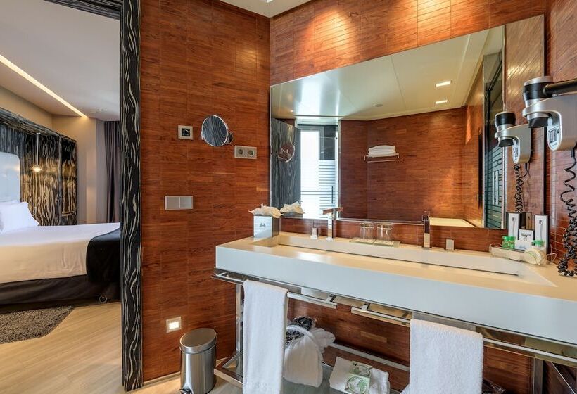 سوییت, Maydrit Airport