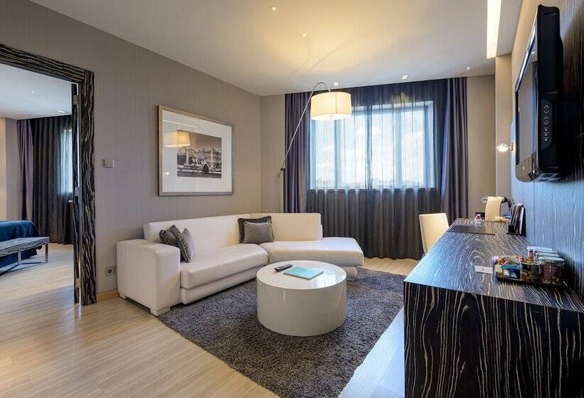 سوییت, Maydrit Airport