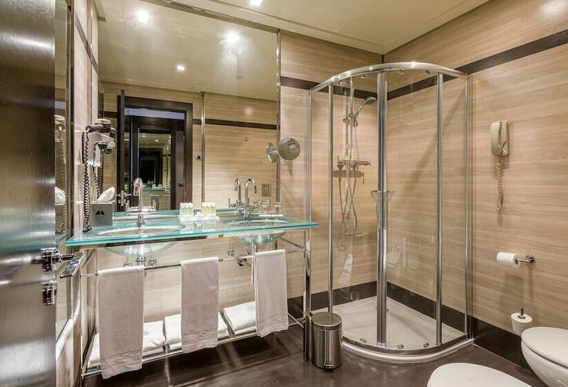 اتاق عادی, Maydrit Airport