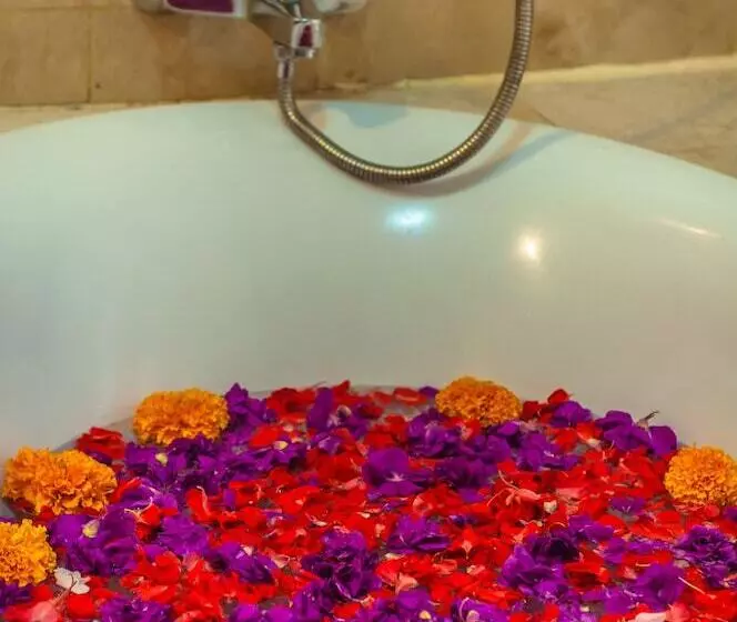 اتاق لوکس با چشم‌انداز باغ, Sahadewa Resort & Spa