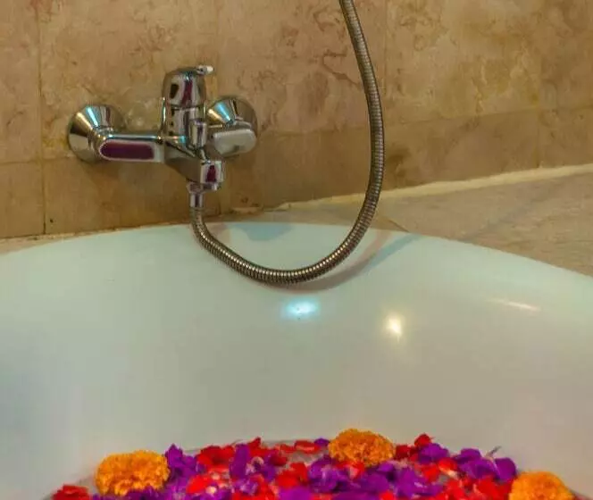 اتاق لوکس با چشم‌انداز باغ, Sahadewa Resort & Spa