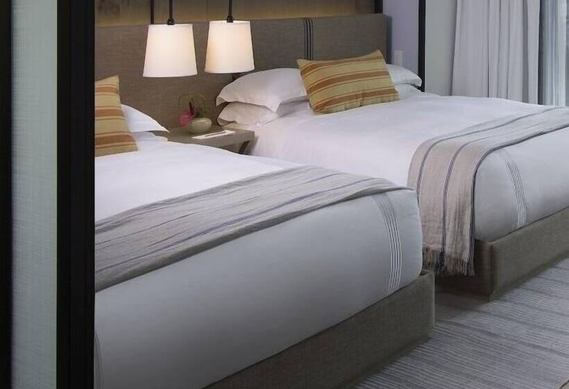 חדר דלוקס, Victor South Beach