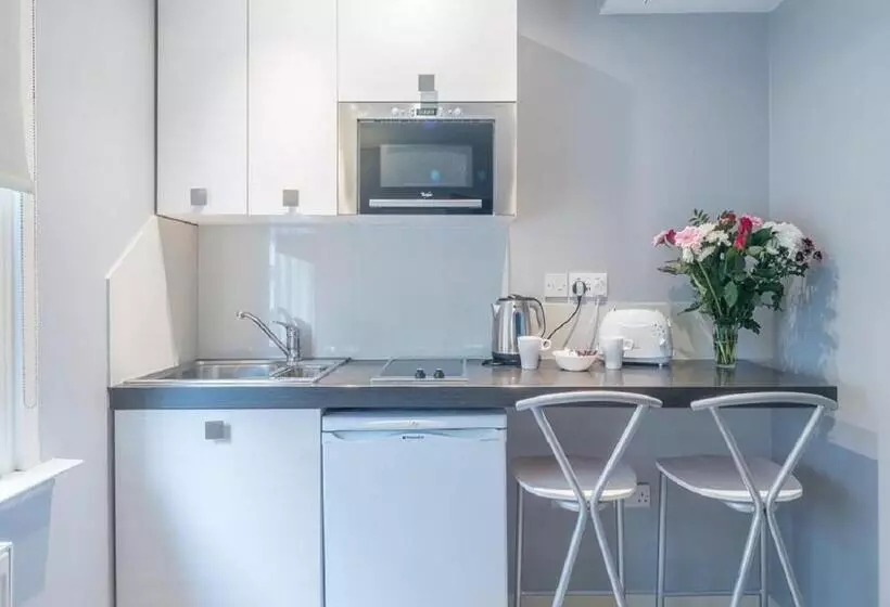 スタンダードスタジオ, Hyde Park Executive Apartments