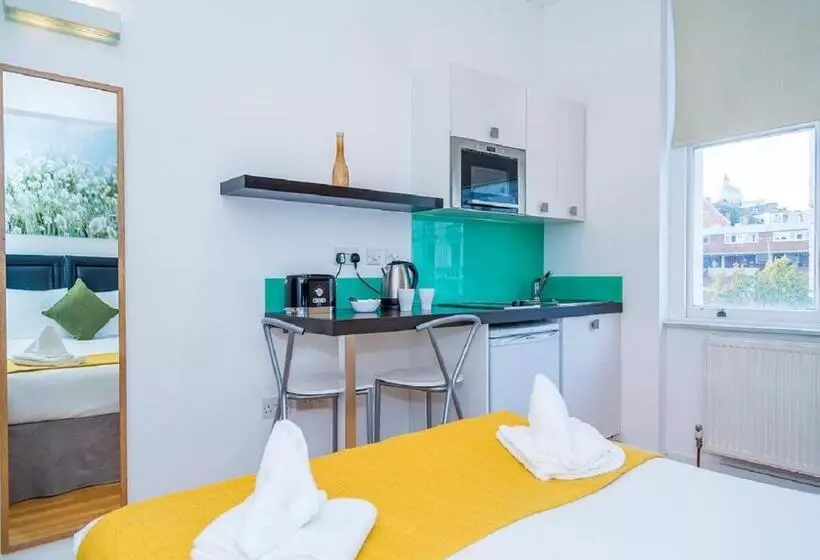 スーペリアスタジオ, Hyde Park Executive Apartments
