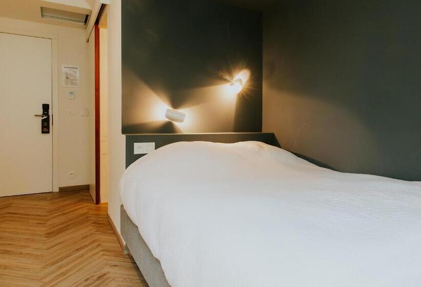 标准单人间, Jerom