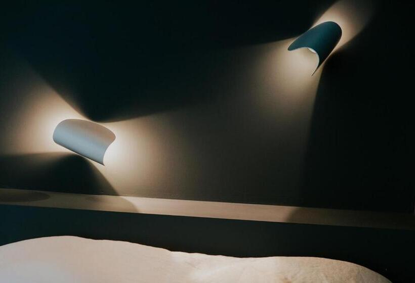 标准单人间, Jerom