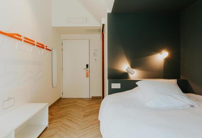 标准单人间, Jerom