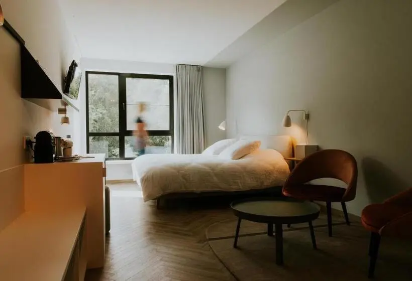 Chambre Deluxe, Jerom