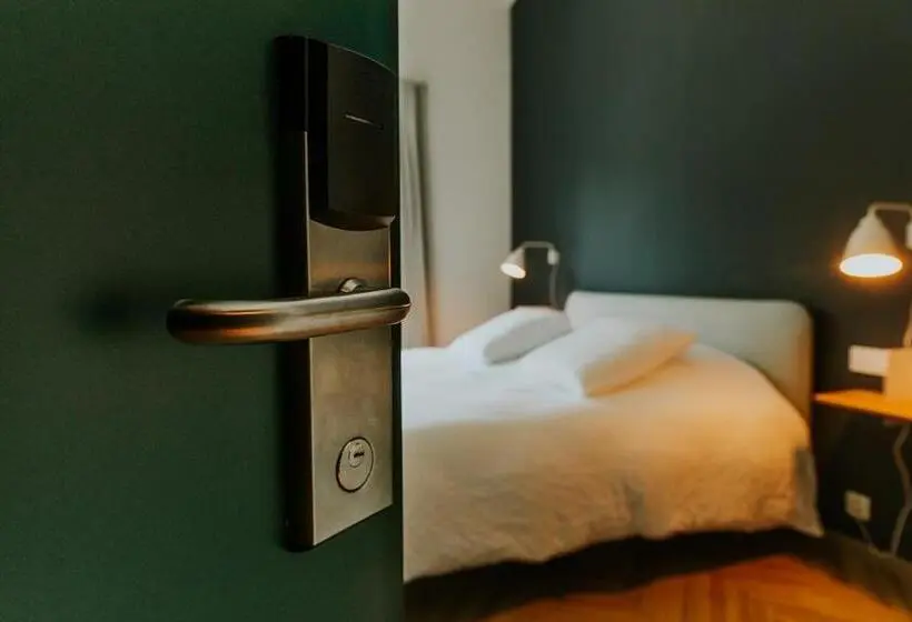 Chambre Deluxe, Jerom