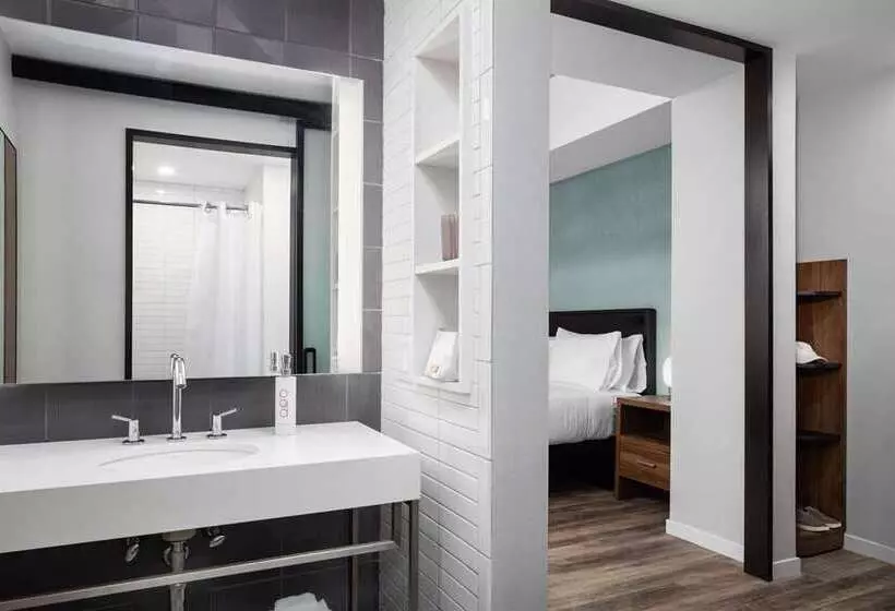 استودیوی استاندارد, Hilton Boston Park Plaza