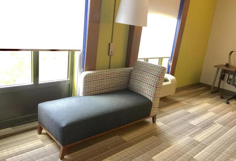 מיטת קינג בסוויטה, Holiday Inn Express & Suites Houston   Memorial Park Area, An Ihg