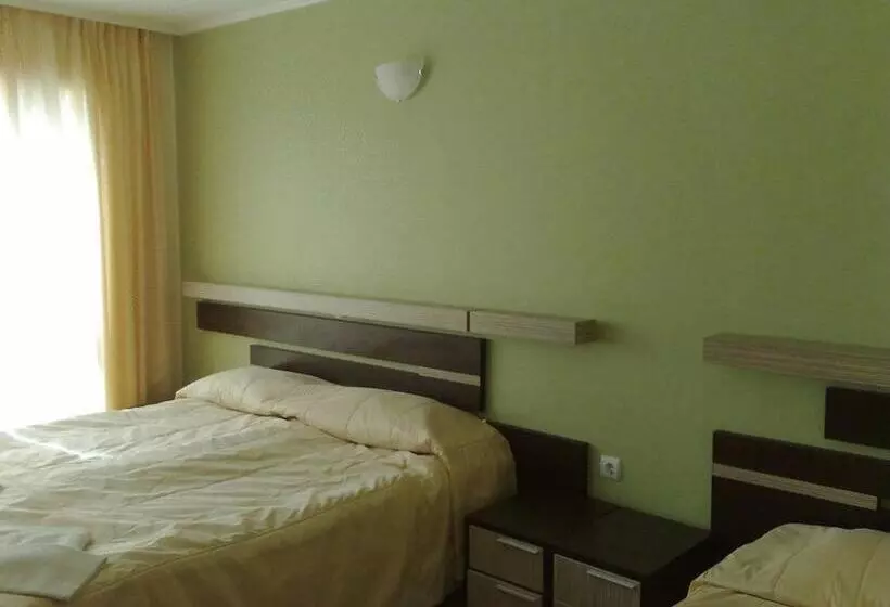 Standard Kolmen Hengen Huone Parveke, Lotos