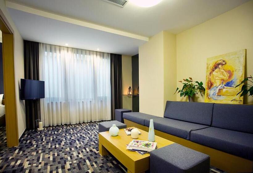 اتاق خانوادگی, Tan Hotel Special Category