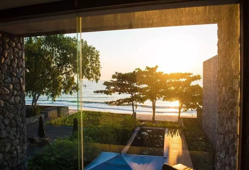 ویلای دلوکس 1 خوابه با چشم‌انداز دریا, Tolani Resort Kui Buri