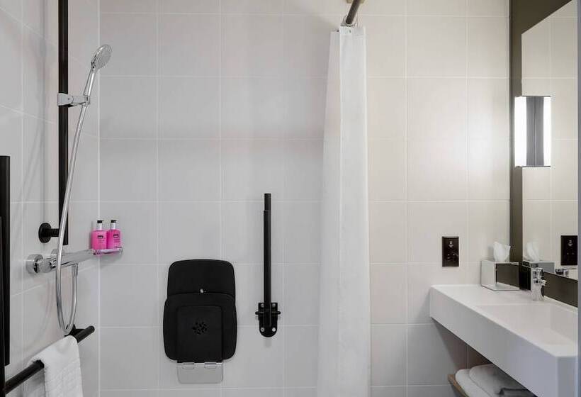 اتاق خانوادگی, Moxy Edinburgh Fountainbridge