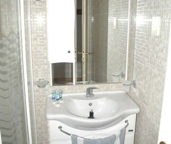 اتاق عادی, Agnanti