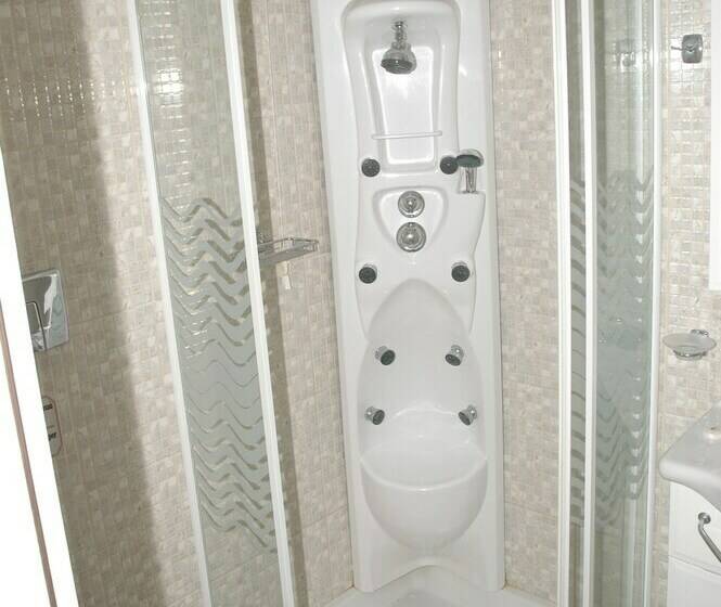 اتاق خانوادگی با چشمانداز دریا, Agnanti