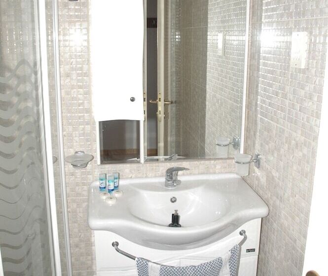 اتاق عادی, Agnanti